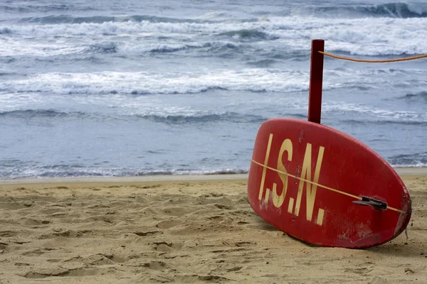 Surfbräda på stranden — Stockfoto