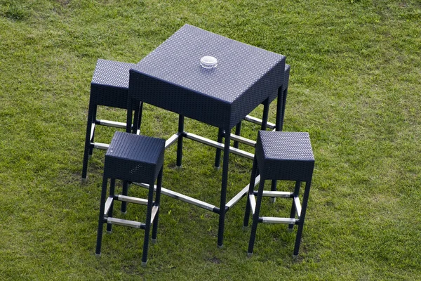Tisch im Garten — Stockfoto