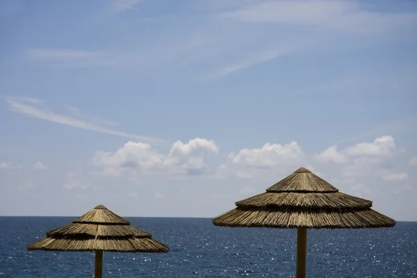 Зонтик на пляже Карибского моря — стоковое фото