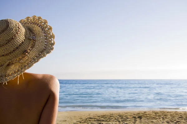 海滩上戴帽子的女人 — 图库照片