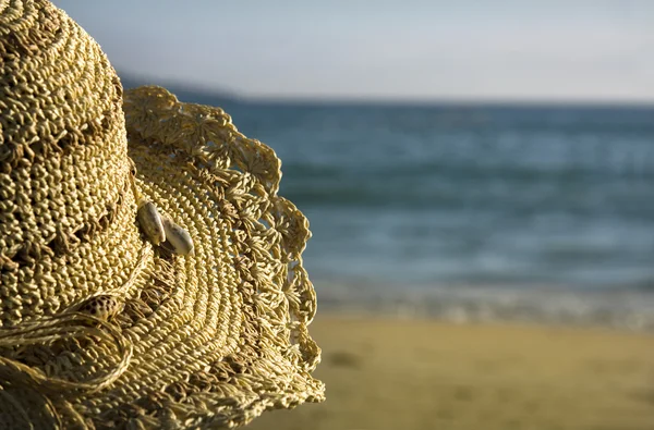 Donna con cappello sulla spiaggia — Foto Stock