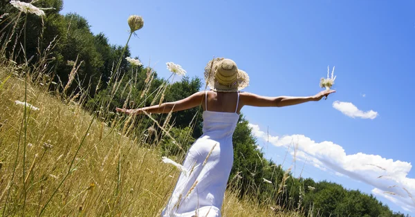 Chica en el campo — Foto de Stock