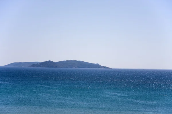 Море и остров — стоковое фото