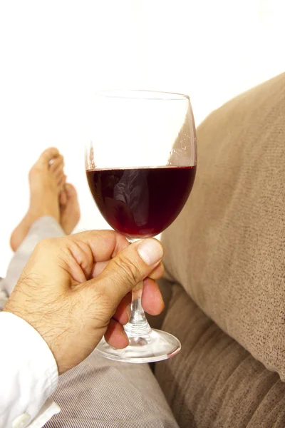 Doma se sklenkou vína — Stock fotografie