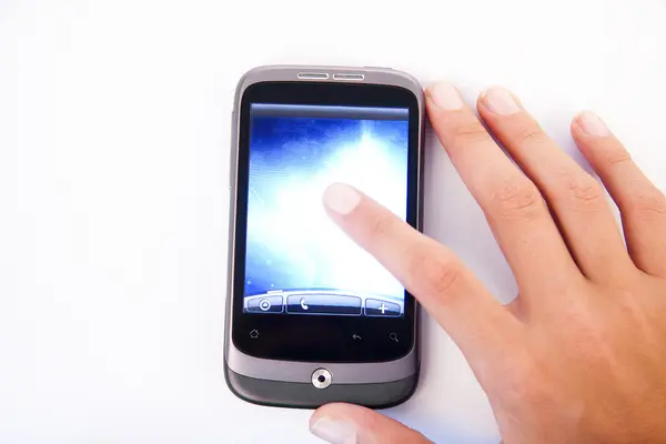 Рука на сенсорный экран телефона — стоковое фото
