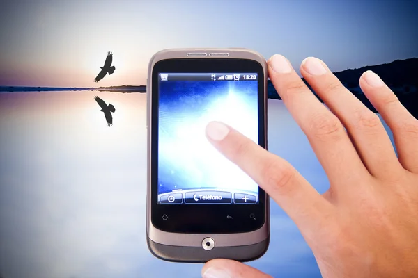 Mână pe telefonul cu ecran tactil — Fotografie, imagine de stoc