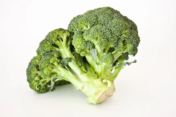 Fehér alapon izolált friss brokkoli — Stock Fotó