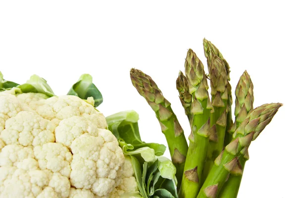 Fresh asparagus and cauliflower Isolated on white background — Stock Photo, Image