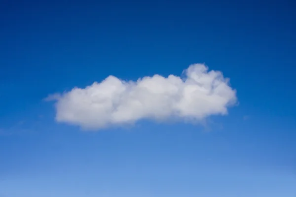 Блакитне небо біла хмара — стокове фото