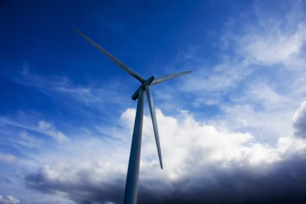 Obnovitelné zdroje energie, větrná turbína — Stock fotografie
