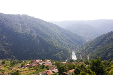 dağlar arasında nehir