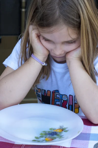 テーブルを食べて子供たち — ストック写真