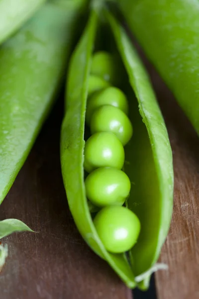Ervilhas, legumes e ingredientes naturais — Fotografia de Stock