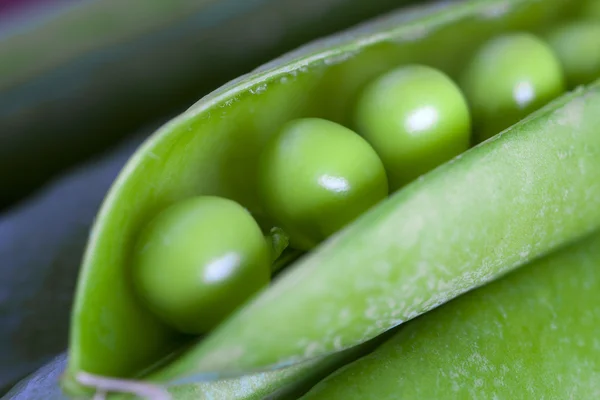 Ervilhas, legumes e ingredientes naturais — Fotografia de Stock
