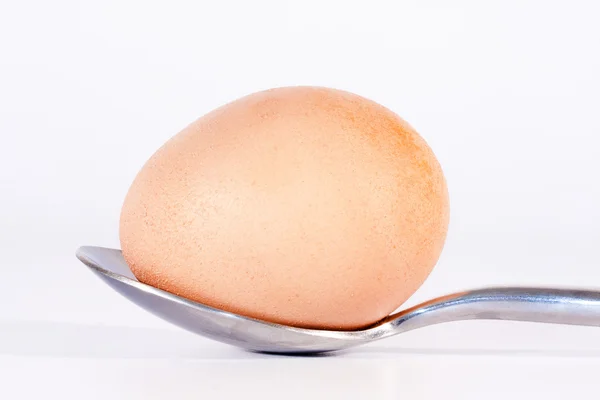 Huevo en cuchara —  Fotos de Stock