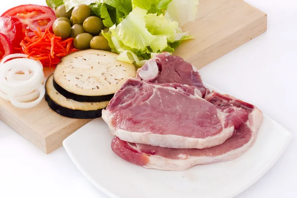 Filé de carne crua com legumes — Fotografia de Stock