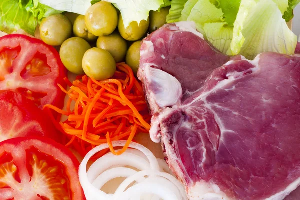 生牛フィレ肉の野菜 — ストック写真
