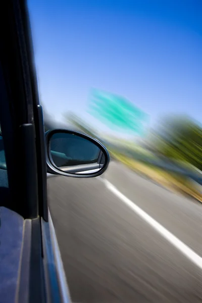 Speed i bilen på väg — Stockfoto