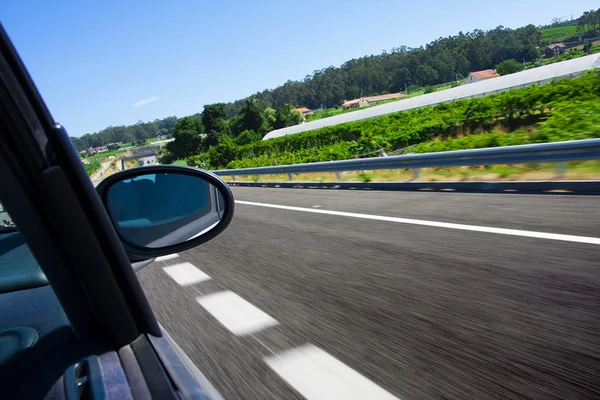 Velocidad del coche en el camino —  Fotos de Stock