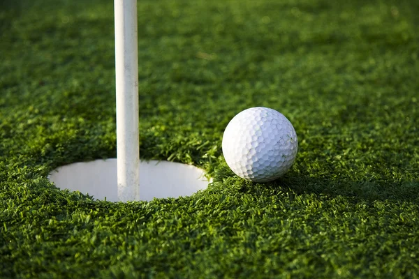 공 골프 구멍 — 스톡 사진