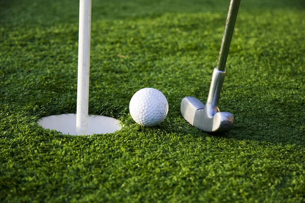 Bola y hoyo de golf —  Fotos de Stock