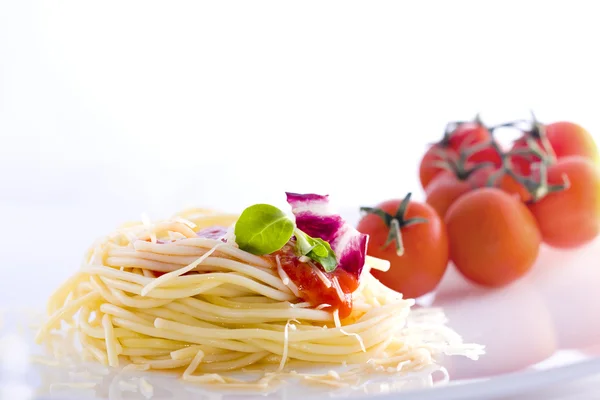 Спагетти с помидорами — стоковое фото