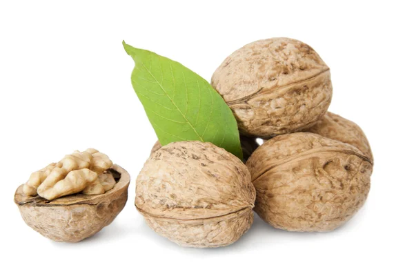 Ořechy sušené ovoce, u izolovaných na bílém pozadí pádu — Stock fotografie