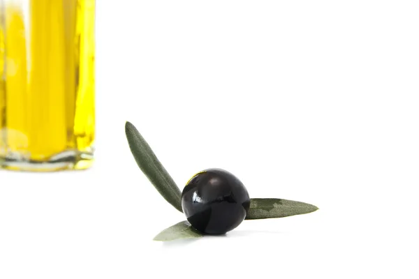 Frasco de aceite de oliva fresco aislado — Foto de Stock