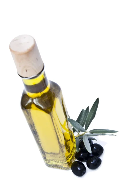 Flasche mit frischem Olivenöl isoliert — Stockfoto