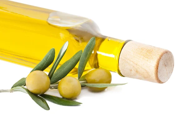 Färsk olivolja flaska isolerade — Stockfoto