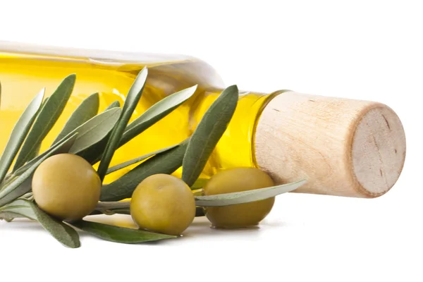 孤立的新鲜橄榄油瓶 — 图库照片