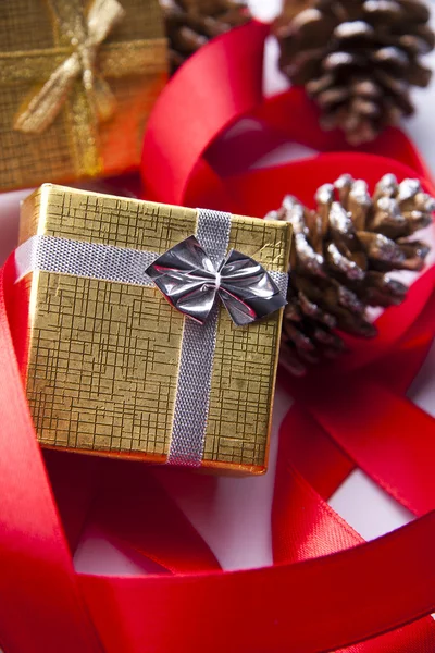 Wstążka i krawat na Boże Narodzenie prezenty — Zdjęcie stockowe