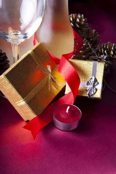 Geschenke und Dekorationen für Weihnachten — Stockfoto