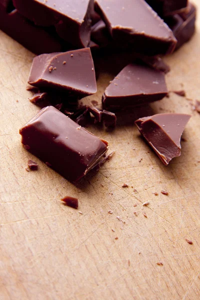 Hartige en zoete brokken van chocolade — Stockfoto