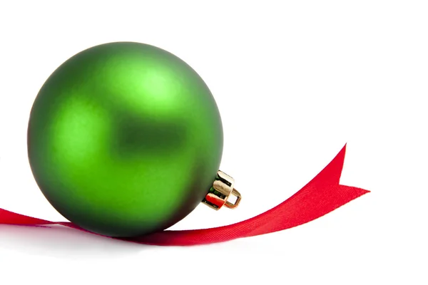 Melko vihreä joulupallo eristetty — kuvapankkivalokuva