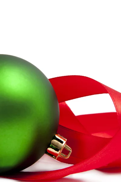孤立的漂亮绿色圣诞球 — 图库照片