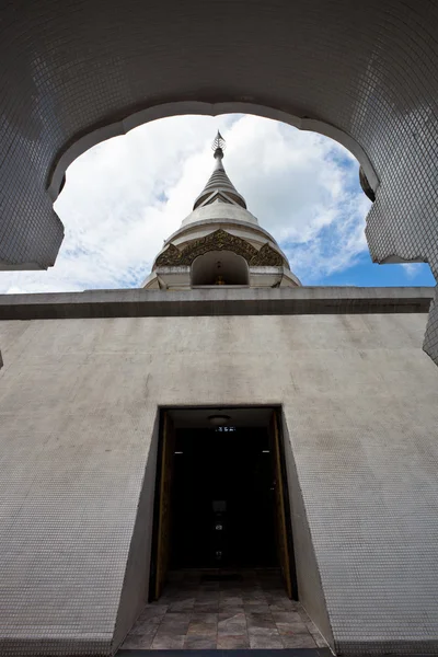 White pagoda in Wat Phra That Pha Ngao — Stock Photo, Image