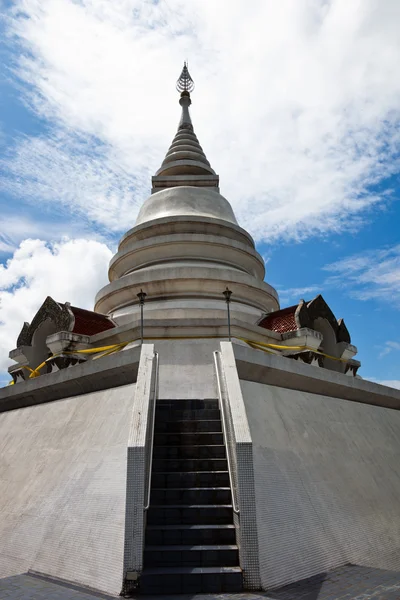 Pagode branco em Wat Phra que Pha Ngao — Fotografia de Stock