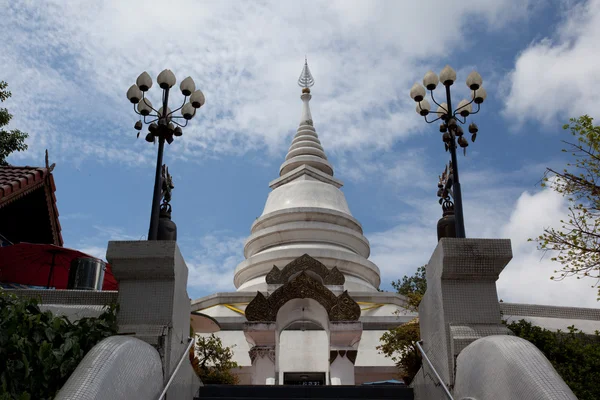 Biała pagoda w wat phra że ngao pha — Zdjęcie stockowe