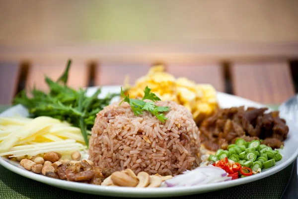Podsmażyć ryż z krewetki wklej, kuchnia tajska — Zdjęcie stockowe