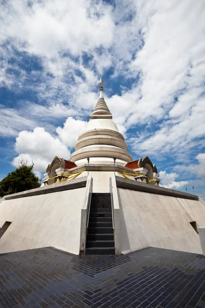 Білий pagoda у Wat Phra що Pha Ngao — стокове фото