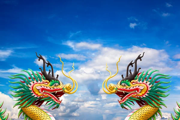 Золотая статуя дракона Китая — стоковое фото