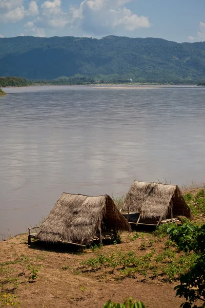 Chaty podél řeky mekong — Stock fotografie
