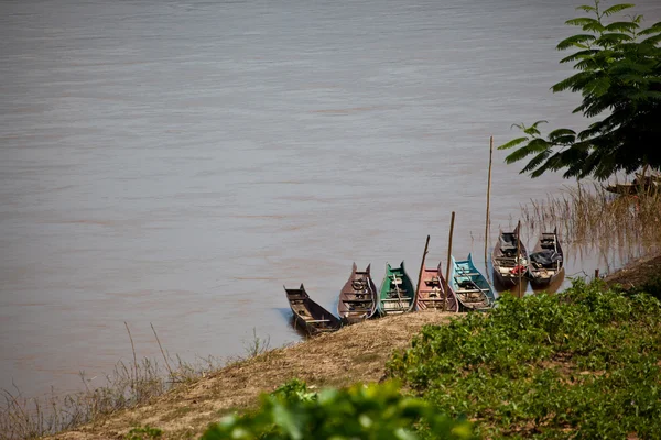 Dřevěné lodě, které plavou podél řeky mekong — Stock fotografie