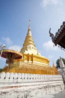 Golden pagoda Tay Tapınak