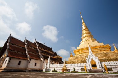 Golden pagoda Tay Tapınak