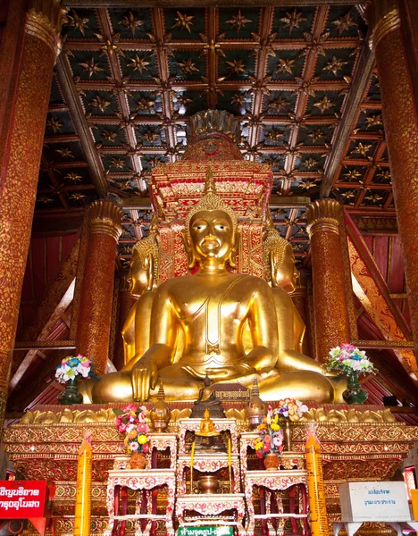 Goldbuddha im Tempel — Stockfoto