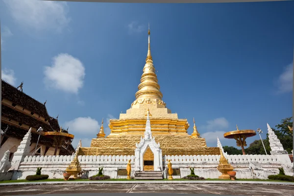 Pagode dourado no templo tailandês — Fotografia de Stock