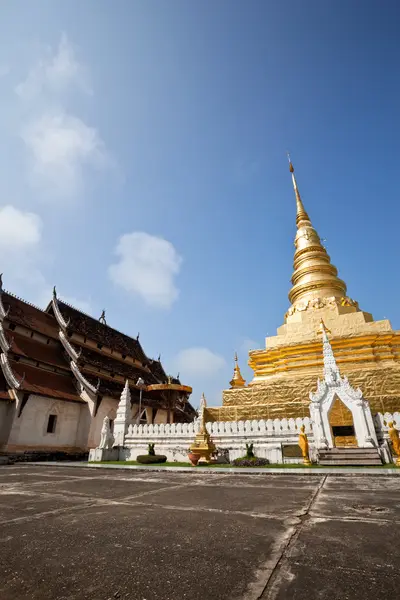 Золотая пагода в тайском храме — стоковое фото