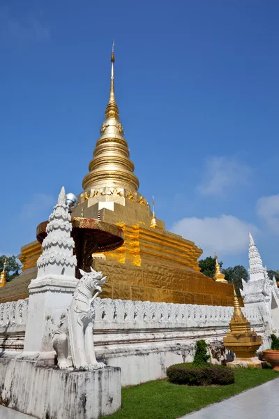 Golden pagoda in thai temple — Stock Photo, Image